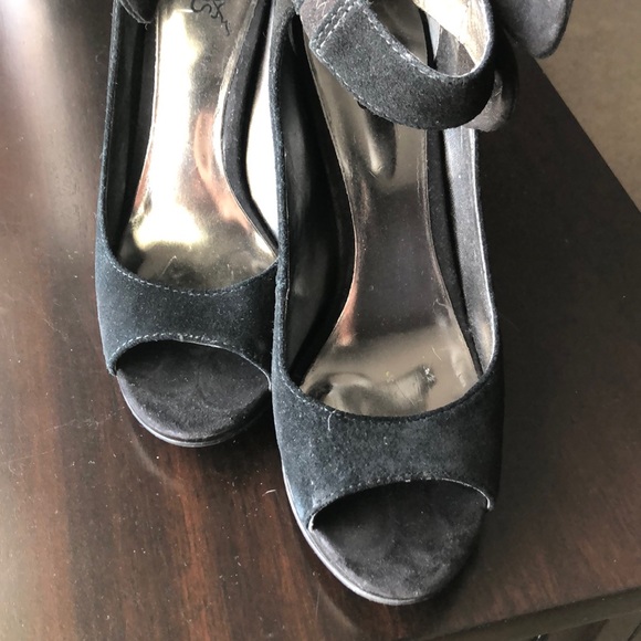 Carlos by Carlos Santana Black Suede Heels Size 9 - Picture 4 of 5